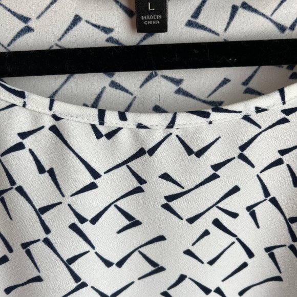 White and Navy Blue Patterned Banana Republic Women's Blouse with Puff Sleeves - Picture 2 of 2